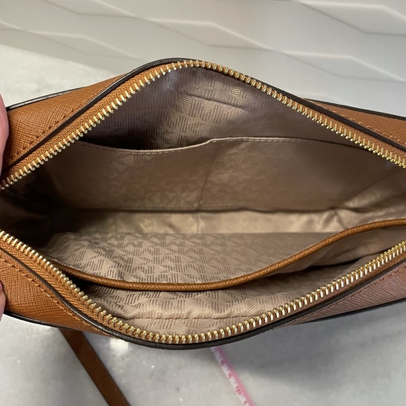 MICHAEL Kors NWOT
Jet Set East West Leather BAG - Picture 14 of 14